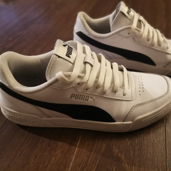Puma sneaks size 8.5 - Picture 2 of 3